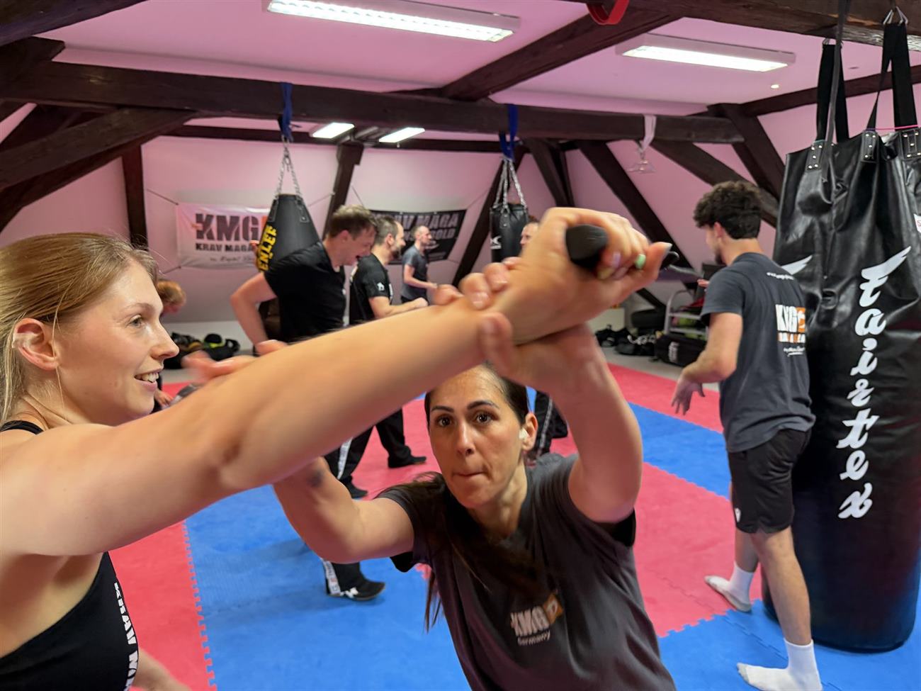 Erwachsene beim Krav-Maga-Training in der Halle in Langenselbold